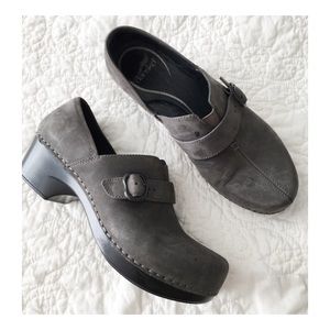 Dansko slip on Clogs • Suede • Buckle • Gray